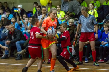 Odessa, Ukrayna - Decemb 25, 2018: genç çocuk oyun rugby şehir okul Derby kapalı odasında oynarken. Çocuk spor. Çocuk rugby 5 oyun. Çocuk zafer için mücadele. Sağlıklı yaşam tarzı