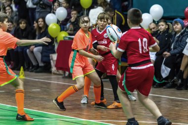 Odessa, Ukrayna - Decemb 25, 2018: genç çocuk oyun rugby şehir okul Derby kapalı odasında oynarken. Çocuk spor. Çocuk rugby 5 oyun. Çocuk zafer için mücadele. Sağlıklı yaşam tarzı