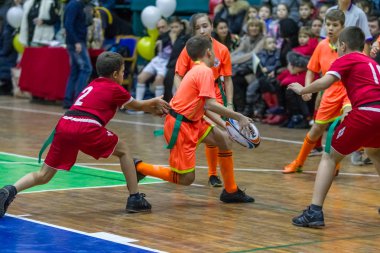 Odessa, Ukrayna - Decemb 25, 2018: genç çocuk oyun rugby şehir okul Derby kapalı odasında oynarken. Çocuk spor. Çocuk rugby 5 oyun. Çocuk zafer için mücadele. Sağlıklı yaşam tarzı