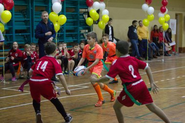Odessa, Ukrayna - Decemb 25, 2018: genç çocuk oyun rugby şehir okul Derby kapalı odasında oynarken. Çocuk spor. Çocuk rugby 5 oyun. Çocuk zafer için mücadele. Sağlıklı yaşam tarzı