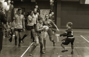 Odessa, Ukrayna - Decemb 25, 2018: genç çocuk oyun rugby şehir okul Derby kapalı odasında oynarken. Çocuk spor. Çocuk rugby 5 oyun. Çocuk zafer için mücadele. Sağlıklı yaşam tarzı