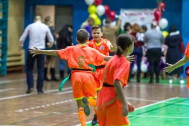 Odessa, Ukrayna - Decemb 25, 2018: genç çocuk oyun rugby şehir okul Derby kapalı odasında oynarken. Çocuk spor. Çocuk rugby 5 oyun. Çocuk zafer için mücadele. Sağlıklı yaşam tarzı