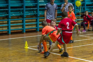 Odessa, Ukrayna - Decemb 25, 2018: genç çocuk oyun rugby şehir okul Derby kapalı odasında oynarken. Çocuk spor. Çocuk rugby 5 oyun. Çocuk zafer için mücadele. Sağlıklı yaşam tarzı