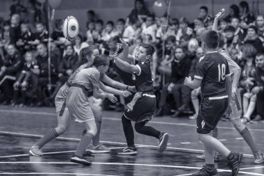 Odessa, Ukrayna - Decemb 25, 2018: genç çocuk oyun rugby şehir okul Derby kapalı odasında oynarken. Çocuk spor. Çocuk rugby 5 oyun. Çocuk zafer için mücadele. Sağlıklı yaşam tarzı