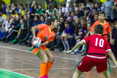 Odessa, Ukrayna - Decemb 25, 2018: genç çocuk oyun rugby şehir okul Derby kapalı odasında oynarken. Çocuk spor. Çocuk rugby 5 oyun. Çocuk zafer için mücadele. Sağlıklı yaşam tarzı
