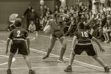 Odessa, Ukrayna - Decemb 25, 2018: genç çocuk oyun rugby şehir okul Derby kapalı odasında oynarken. Çocuk spor. Çocuk rugby 5 oyun. Çocuk zafer için mücadele. Sağlıklı yaşam tarzı