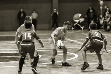 Odessa, Ukrayna - Decemb 25, 2018: genç çocuk oyun rugby şehir okul Derby kapalı odasında oynarken. Çocuk spor. Çocuk rugby 5 oyun. Çocuk zafer için mücadele. Sağlıklı yaşam tarzı