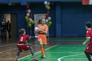 Odessa, Ukrayna - Decemb 25, 2018: genç çocuk oyun rugby şehir okul Derby kapalı odasında oynarken. Çocuk spor. Çocuk rugby 5 oyun. Çocuk zafer için mücadele. Sağlıklı yaşam tarzı