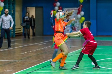 Odessa, Ukrayna - Decemb 25, 2018: genç çocuk oyun rugby şehir okul Derby kapalı odasında oynarken. Çocuk spor. Çocuk rugby 5 oyun. Çocuk zafer için mücadele. Sağlıklı yaşam tarzı