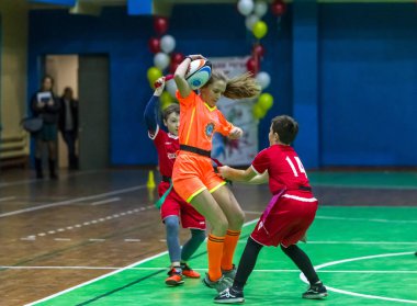 Odessa, Ukrayna - Decemb 25, 2018: genç çocuk oyun rugby şehir okul Derby kapalı odasında oynarken. Çocuk spor. Çocuk rugby 5 oyun. Çocuk zafer için mücadele. Sağlıklı yaşam tarzı