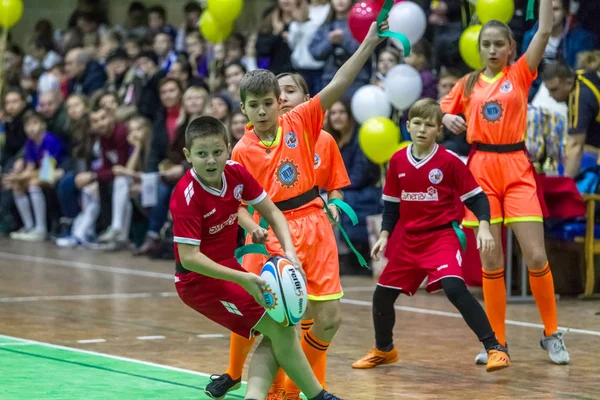 Odessa Ucrania Diciembre 2018 Los Niños Pequeños Juegan Rugby Mientras —  Fotos de Stock