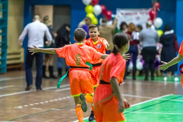 Odessa, Ukrayna - Decemb 25, 2018: genç çocuk oyun rugby şehir okul Derby kapalı odasında oynarken. Çocuk spor. Çocuk rugby 5 oyun. Çocuk zafer için mücadele. Sağlıklı yaşam tarzı
