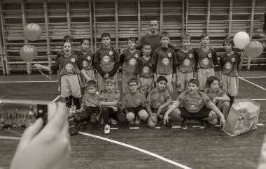 Odessa, Ukrayna - Decemb 25, 2018: genç çocuk oyun rugby şehir okul Derby kapalı odasında oynarken. Çocuk spor. Çocuk rugby 5 oyun. Çocuk zafer için mücadele. Sağlıklı yaşam tarzı