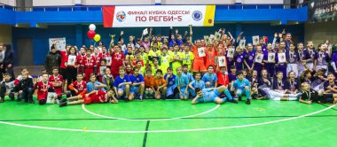 Odessa, Ukrayna - Decemb 25, 2018: genç çocuk oyun rugby şehir okul Derby kapalı odasında oynarken. Çocuk spor. Çocuk rugby 5 oyun. Çocuk zafer için mücadele. Sağlıklı yaşam tarzı