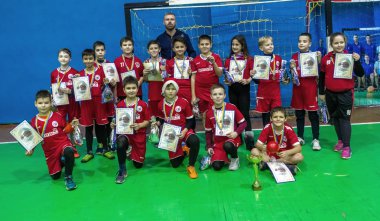 Odessa, Ukrayna - Decemb 25, 2018: genç çocuk oyun rugby şehir okul Derby kapalı odasında oynarken. Çocuk spor. Çocuk rugby 5 oyun. Çocuk zafer için mücadele. Sağlıklı yaşam tarzı