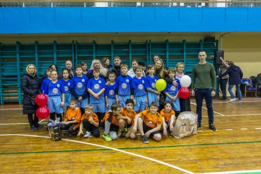 Odessa, Ukrayna - Decemb 25, 2018: genç çocuk oyun rugby şehir okul Derby kapalı odasında oynarken. Çocuk spor. Çocuk rugby 5 oyun. Çocuk zafer için mücadele. Sağlıklı yaşam tarzı