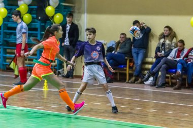 Odessa, Ukrayna - Decemb 25, 2018: genç çocuk oyun rugby şehir okul Derby kapalı odasında oynarken. Çocuk spor. Çocuk rugby 5 oyun. Çocuk zafer için mücadele. Sağlıklı yaşam tarzı