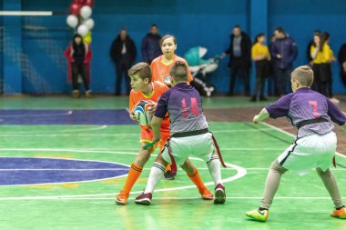 Odessa, Ukrayna - Decemb 25, 2018: genç çocuk oyun rugby şehir okul Derby kapalı odasında oynarken. Çocuk spor. Çocuk rugby 5 oyun. Çocuk zafer için mücadele. Sağlıklı yaşam tarzı