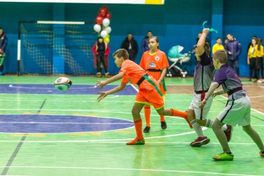 Odessa, Ukrayna - Decemb 25, 2018: genç çocuk oyun rugby şehir okul Derby kapalı odasında oynarken. Çocuk spor. Çocuk rugby 5 oyun. Çocuk zafer için mücadele. Sağlıklı yaşam tarzı