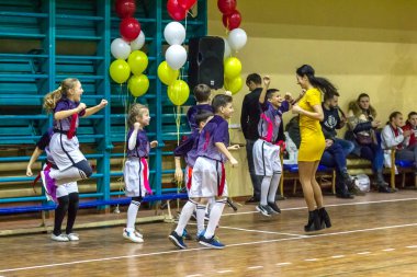 Odessa, Ukrayna - Decemb 25, 2018: genç çocuk oyun rugby şehir okul Derby kapalı odasında oynarken. Çocuk spor. Çocuk rugby 5 oyun. Çocuk zafer için mücadele. Sağlıklı yaşam tarzı