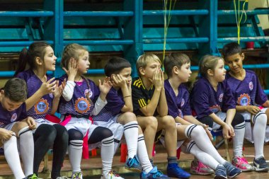 Odessa, Ukrayna - Decemb 25, 2018: genç çocuk oyun rugby şehir okul Derby kapalı odasında oynarken. Çocuk spor. Çocuk rugby 5 oyun. Çocuk zafer için mücadele. Sağlıklı yaşam tarzı