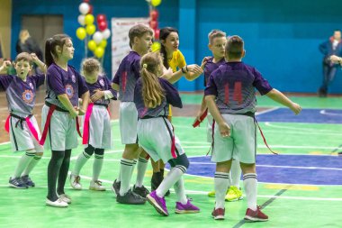 Odessa, Ukrayna - Decemb 25, 2018: genç çocuk oyun rugby şehir okul Derby kapalı odasında oynarken. Çocuk spor. Çocuk rugby 5 oyun. Çocuk zafer için mücadele. Sağlıklı yaşam tarzı