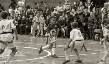 Odessa, Ukrayna - Decemb 25, 2018: genç çocuk oyun rugby şehir okul Derby kapalı odasında oynarken. Çocuk spor. Çocuk rugby 5 oyun. Çocuk zafer için mücadele. Sağlıklı yaşam tarzı