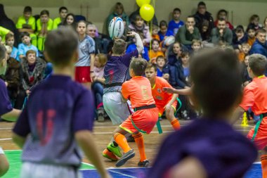 Odessa, Ukrayna - Decemb 25, 2018: genç çocuk oyun rugby şehir okul Derby kapalı odasında oynarken. Çocuk spor. Çocuk rugby 5 oyun. Çocuk zafer için mücadele. Sağlıklı yaşam tarzı