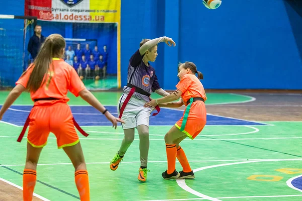 Odessa, Ukrayna - Decemb 25, 2018: genç çocuk oyun rugby şehir okul Derby kapalı odasında oynarken. Çocuk spor. Çocuk rugby 5 oyun. Çocuk zafer için mücadele. Sağlıklı yaşam tarzı