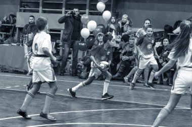 Odessa, Ukrayna - Decemb 25, 2018: genç çocuk oyun rugby şehir okul Derby kapalı odasında oynarken. Çocuk spor. Çocuk rugby 5 oyun. Çocuk zafer için mücadele. Sağlıklı yaşam tarzı