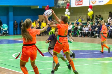 Odessa, Ukrayna - Decemb 25, 2018: genç çocuk oyun rugby şehir okul Derby kapalı odasında oynarken. Çocuk spor. Çocuk rugby 5 oyun. Çocuk zafer için mücadele. Sağlıklı yaşam tarzı
