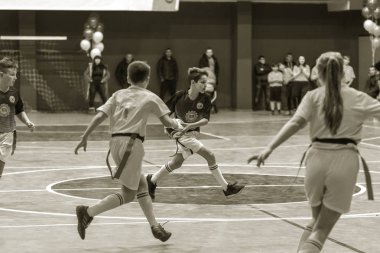 Odessa, Ukrayna - Decemb 25, 2018: genç çocuk oyun rugby şehir okul Derby kapalı odasında oynarken. Çocuk spor. Çocuk rugby 5 oyun. Çocuk zafer için mücadele. Sağlıklı yaşam tarzı