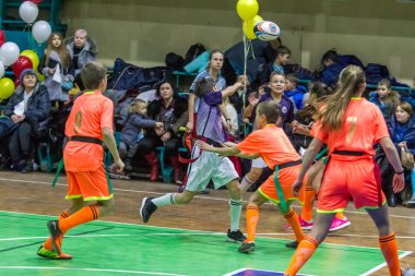 Odessa, Ukrayna - Decemb 25, 2018: genç çocuk oyun rugby şehir okul Derby kapalı odasında oynarken. Çocuk spor. Çocuk rugby 5 oyun. Çocuk zafer için mücadele. Sağlıklı yaşam tarzı