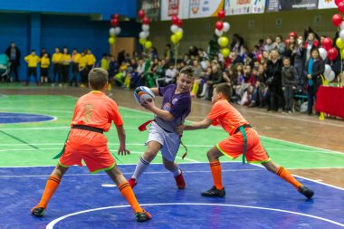 Odessa, Ukrayna - Decemb 25, 2018: genç çocuk oyun rugby şehir okul Derby kapalı odasında oynarken. Çocuk spor. Çocuk rugby 5 oyun. Çocuk zafer için mücadele. Sağlıklı yaşam tarzı