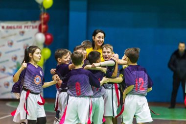 Odessa, Ukrayna - Decemb 25, 2018: genç çocuk oyun rugby şehir okul Derby kapalı odasında oynarken. Çocuk spor. Çocuk rugby 5 oyun. Çocuk zafer için mücadele. Sağlıklı yaşam tarzı