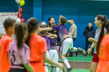 Odessa, Ukrayna - Decemb 25, 2018: genç çocuk oyun rugby şehir okul Derby kapalı odasında oynarken. Çocuk spor. Çocuk rugby 5 oyun. Çocuk zafer için mücadele. Sağlıklı yaşam tarzı