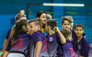 Odessa, Ukrayna - Decemb 25, 2018: genç çocuk oyun rugby şehir okul Derby kapalı odasında oynarken. Çocuk spor. Çocuk rugby 5 oyun. Çocuk zafer için mücadele. Sağlıklı yaşam tarzı