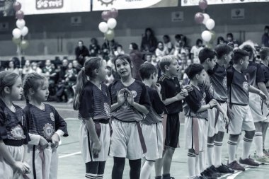Odessa, Ukrayna - Decemb 25, 2018: genç çocuk oyun rugby şehir okul Derby kapalı odasında oynarken. Çocuk spor. Çocuk rugby 5 oyun. Çocuk zafer için mücadele. Sağlıklı yaşam tarzı