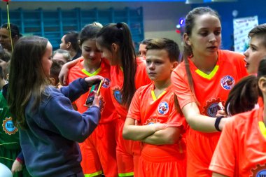 Odessa, Ukrayna - Decemb 25, 2018: genç çocuk oyun rugby şehir okul Derby kapalı odasında oynarken. Çocuk spor. Çocuk rugby 5 oyun. Çocuk zafer için mücadele. Sağlıklı yaşam tarzı