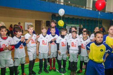 Odessa, Ukrayna - Decemb 25, 2018: genç çocuk oyun rugby şehir okul Derby kapalı odasında oynarken. Çocuk spor. Çocuk rugby 5 oyun. Çocuk zafer için mücadele. Sağlıklı yaşam tarzı