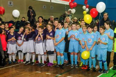 Odessa, Ukrayna - Decemb 25, 2018: genç çocuk oyun rugby şehir okul Derby kapalı odasında oynarken. Çocuk spor. Çocuk rugby 5 oyun. Çocuk zafer için mücadele. Sağlıklı yaşam tarzı