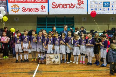 Odessa, Ukrayna - Decemb 25, 2018: genç çocuk oyun rugby şehir okul Derby kapalı odasında oynarken. Çocuk spor. Çocuk rugby 5 oyun. Çocuk zafer için mücadele. Sağlıklı yaşam tarzı