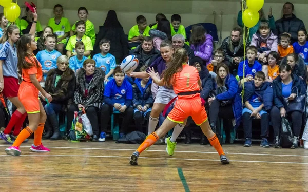 オデッサ ウクライナ Decemb 2018 幼児密室で都市学校のダービーで再生しながらラグビーのプレーします 子供のスポーツ 子供たちは ラグビー を再生します 子供たちの勝利のために戦います — ストック写真