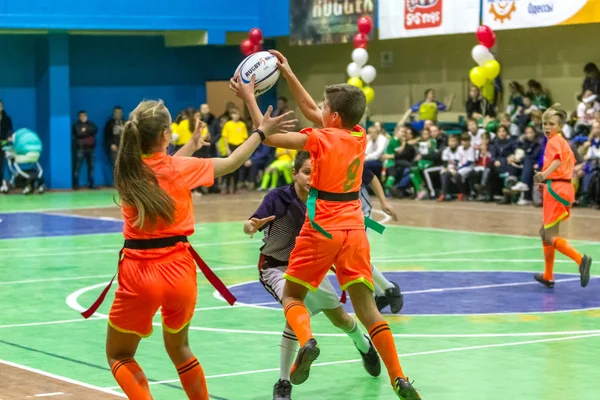 Odessa, Ukrayna - Decemb 25, 2018: genç çocuk oyun rugby şehir okul Derby kapalı odasında oynarken. Çocuk spor. Çocuk rugby 5 oyun. Çocuk zafer için mücadele. Sağlıklı yaşam tarzı