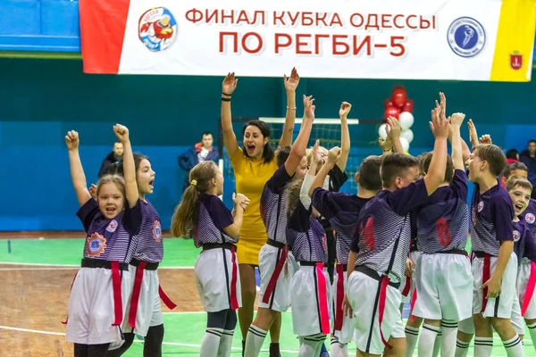 Odessa, Ukrayna - Decemb 25, 2018: genç çocuk oyun rugby şehir okul Derby kapalı odasında oynarken. Çocuk spor. Çocuk rugby 5 oyun. Çocuk zafer için mücadele. Sağlıklı yaşam tarzı
