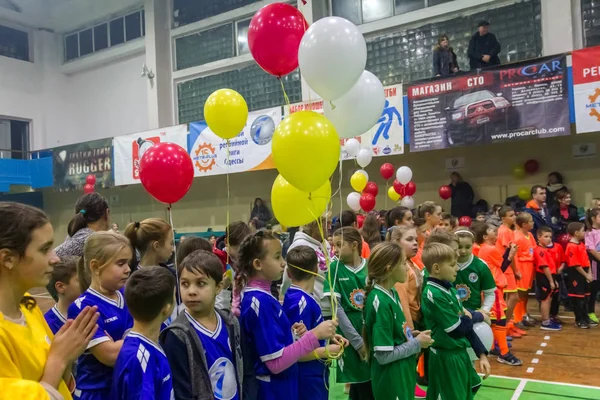 Odessa, Ukrayna - Decemb 25, 2018: genç çocuk oyun rugby şehir okul Derby kapalı odasında oynarken. Çocuk spor. Çocuk rugby 5 oyun. Çocuk zafer için mücadele. Sağlıklı yaşam tarzı
