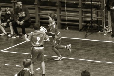 Odessa, Ukrayna - Decemb 25, 2018: genç çocuk oyun rugby şehir okul Derby kapalı odasında oynarken. Çocuk spor. Çocuk rugby 5 oyun. Çocuk zafer için mücadele. Sağlıklı yaşam tarzı