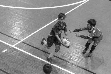 Odessa, Ukrayna - Decemb 25, 2018: genç çocuk oyun rugby şehir okul Derby kapalı odasında oynarken. Çocuk spor. Çocuk rugby 5 oyun. Çocuk zafer için mücadele. Sağlıklı yaşam tarzı