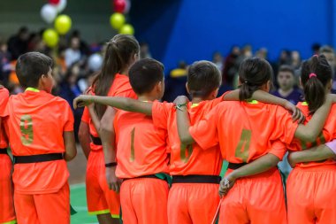 Odessa, Ukrayna - Decemb 25, 2018: genç çocuk oyun rugby şehir okul Derby kapalı odasında oynarken. Çocuk spor. Çocuk rugby 5 oyun. Çocuk zafer için mücadele. Sağlıklı yaşam tarzı