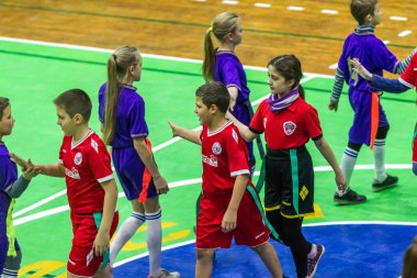 Odessa, Ukrayna - Decemb 25, 2018: genç çocuk oyun rugby şehir okul Derby kapalı odasında oynarken. Çocuk spor. Çocuk rugby 5 oyun. Çocuk zafer için mücadele. Sağlıklı yaşam tarzı